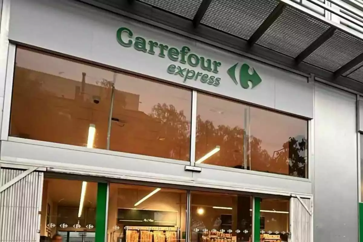 Façana d’una botiga Carrefour Express amb portes de vidre i rètol verd Façana d’una botiga Carrefour Express amb portes de vidre i rètol verd