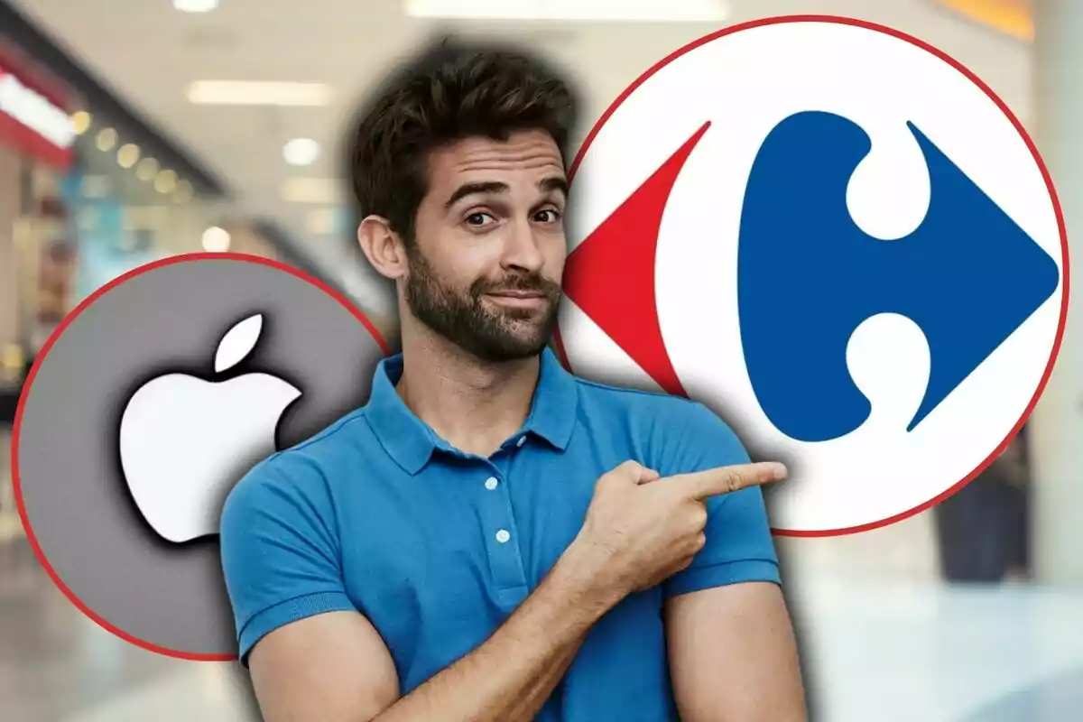 Un home amb barba i camisa blava assenyala cap a dos logotips grans d'Apple i Carrefour en un entorn de centre comercial.