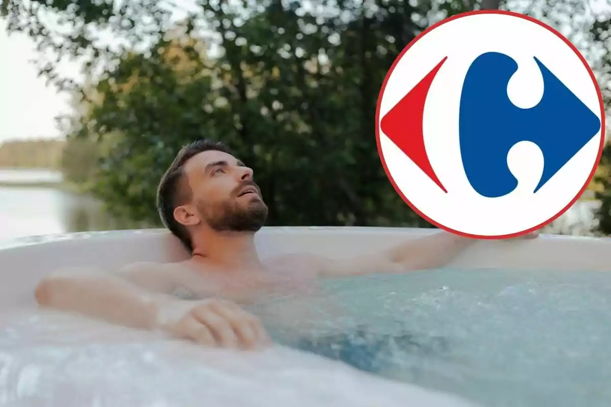 Home relaxant-se en un jacuzzi a l'aire lliure amb un logotip superposat. Home relaxant-se en un jacuzzi a l'aire lliure amb un logotip superposat.