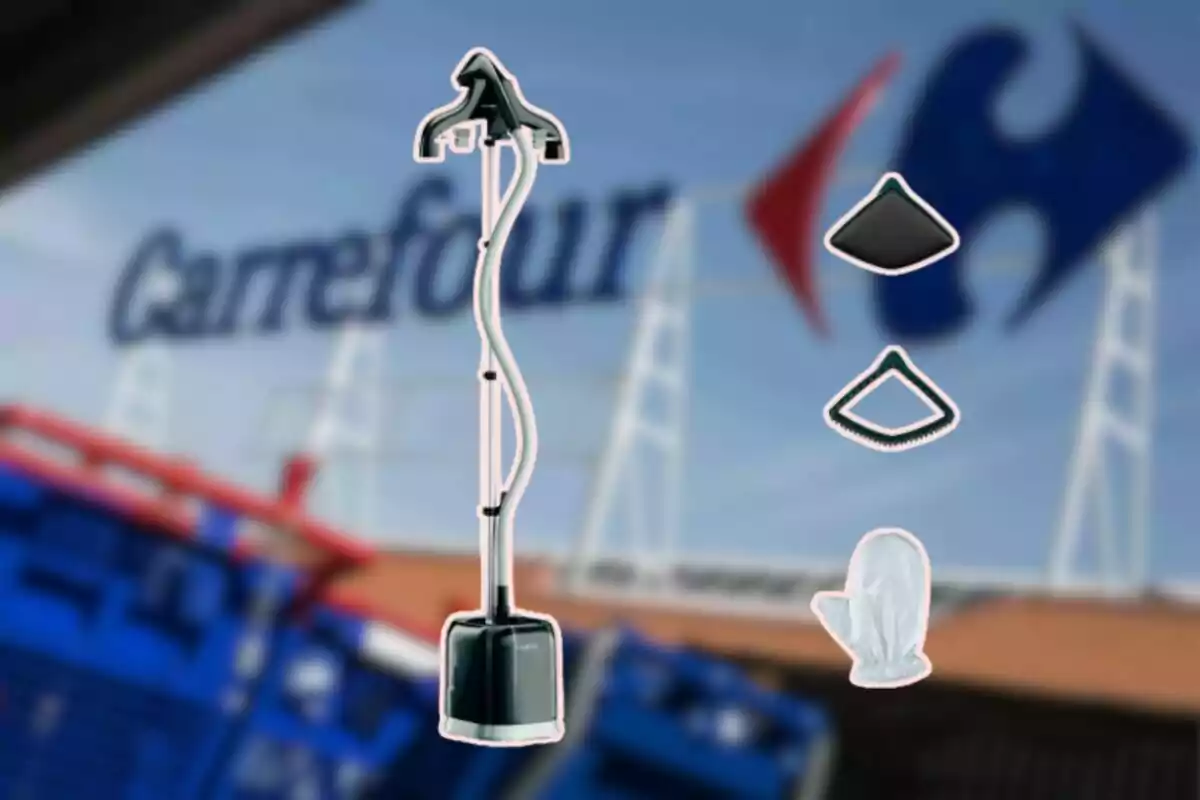 Un vaporitzador de roba amb accessoris i un guant apareix en primer pla amb el logotip de Carrefour desenfocat al fons. Un vaporitzador de roba amb accessoris i un guant apareix en primer pla amb el logotip de Carrefour desenfocat al fons.