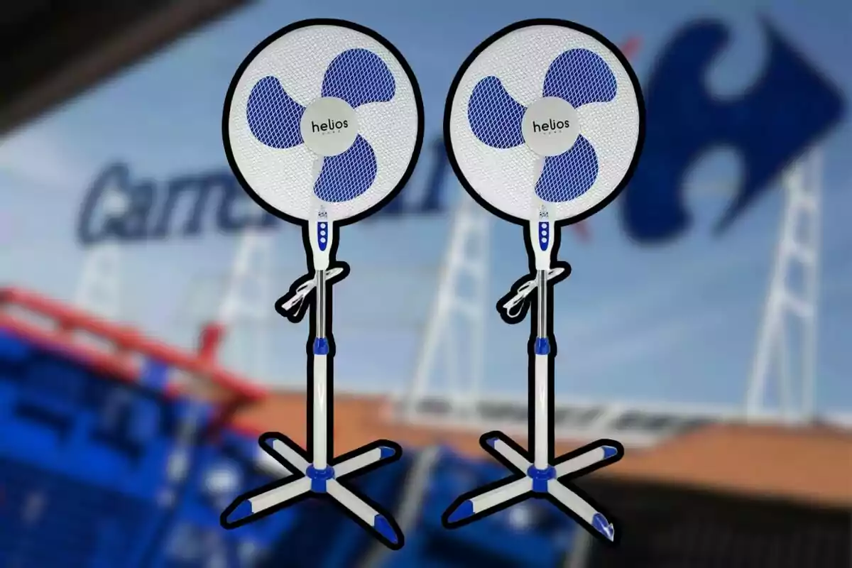 Dos ventiladors de peu marca Helios amb fons desenfocat d’una botiga Dos ventiladors de peu marca Helios amb fons desenfocat d’una botiga