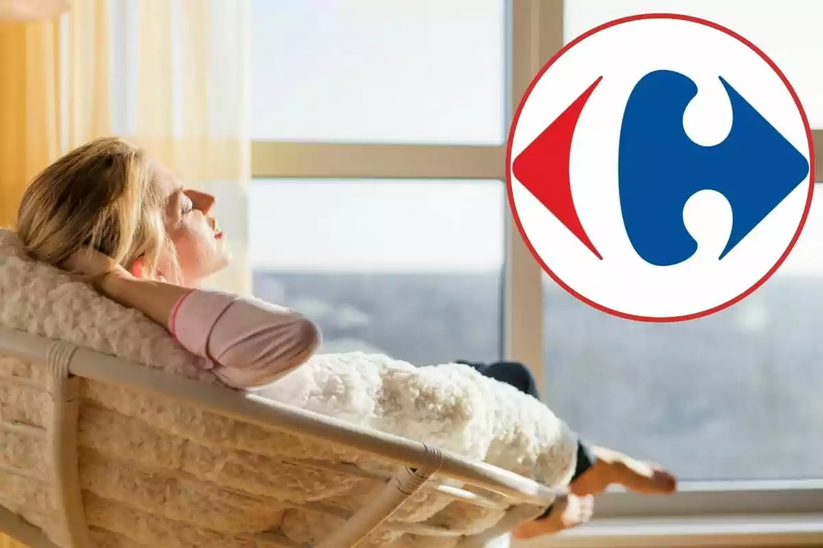 Dona relaxant-se en una cadira al costat d'una finestra amb un logotip gran superposat.