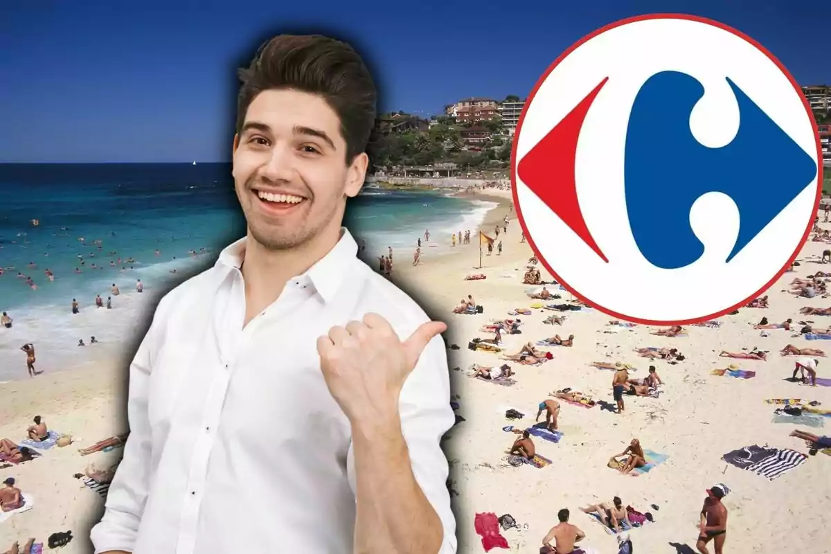 Un home somrient amb camisa blanca assenyala cap a un logotip circular blau i vermell sobre una platja plena de persones gaudint del sol i el mar.