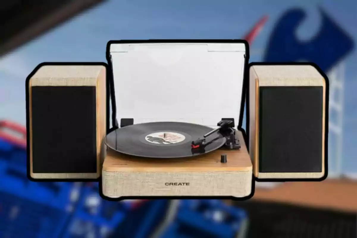 Un tocadiscs de fusta amb dos altaveus als costats i un disc de vinil en reproducció. Un tocadiscs de fusta amb dos altaveus als costats i un disc de vinil en reproducció.