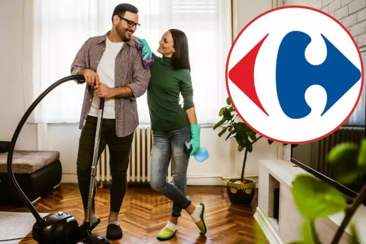 Una parella somrient realitza tasques de neteja a casa mentre l'home sosté una aspiradora i la dona porta guants i un esprai, amb un logotip gran a la cantonada superior dreta.
