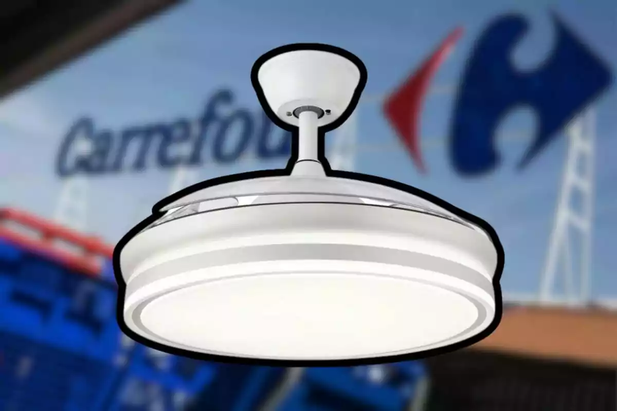 Un ventilador de sostre blanc amb llum integrada destaca sobre un fons desenfocat que mostra un logotip d'una botiga. Un ventilador de sostre blanc amb llum integrada destaca sobre un fons desenfocat que mostra un logotip d'una botiga.