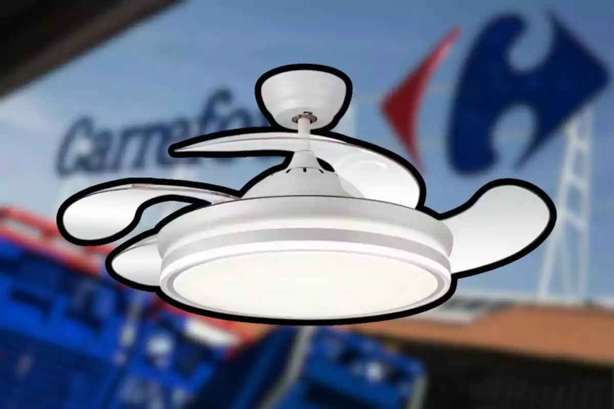 Ventilador de sostre blanc amb disseny modern sobre un fons desenfocat d'un supermercat. Ventilador de sostre blanc amb disseny modern sobre un fons desenfocat d'un supermercat.
