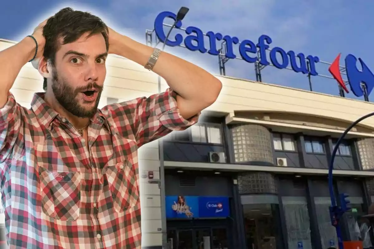 Home amb camisa de quadres sorprès davant l’entrada d’un supermercat Carrefour
