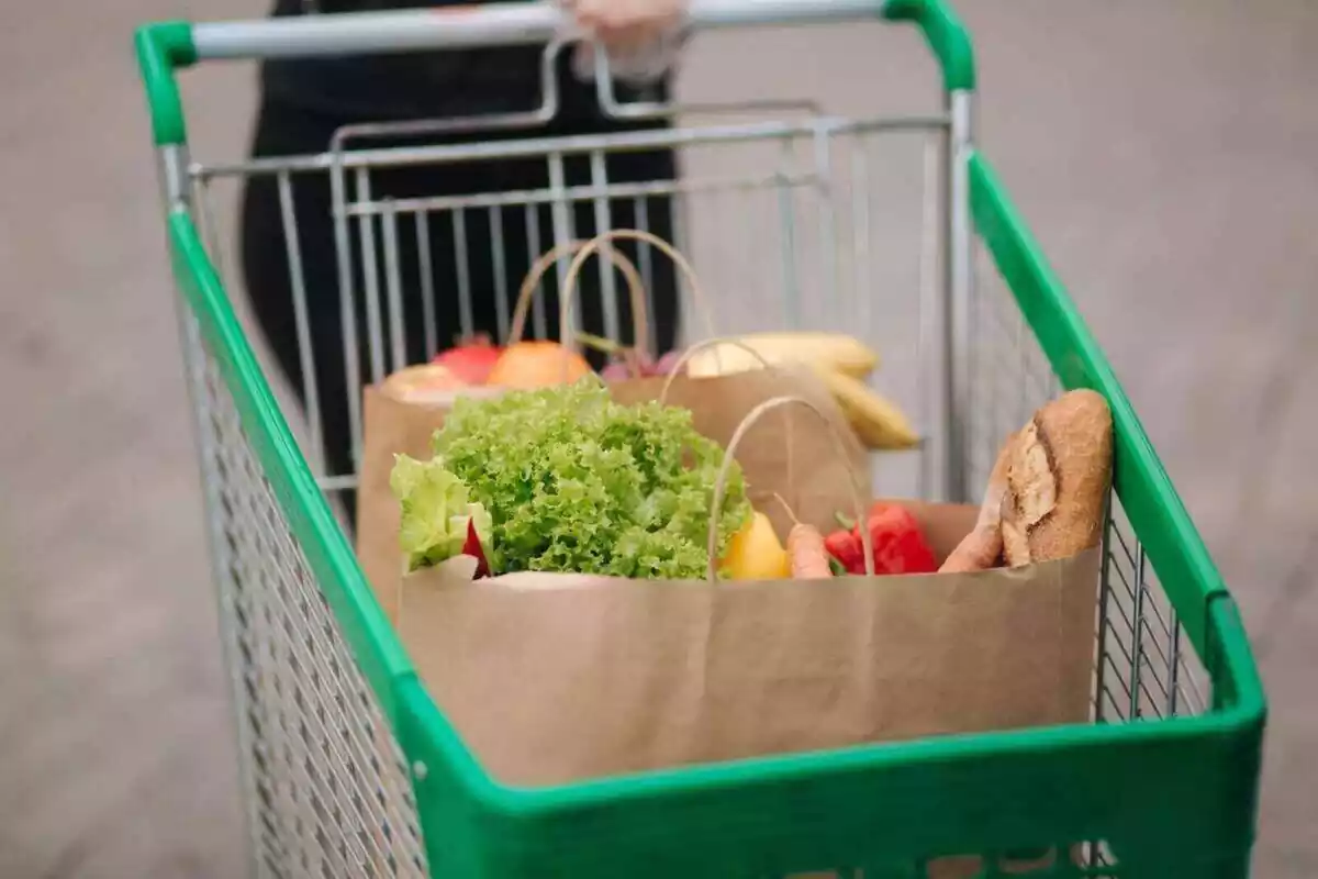 Imatge d'un carro de la compra carregat amb menjar