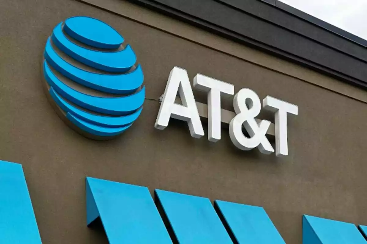 Logotip d'AT&T a la façana d'un edifici. Logotip d'AT&T a la façana d'un edifici.
