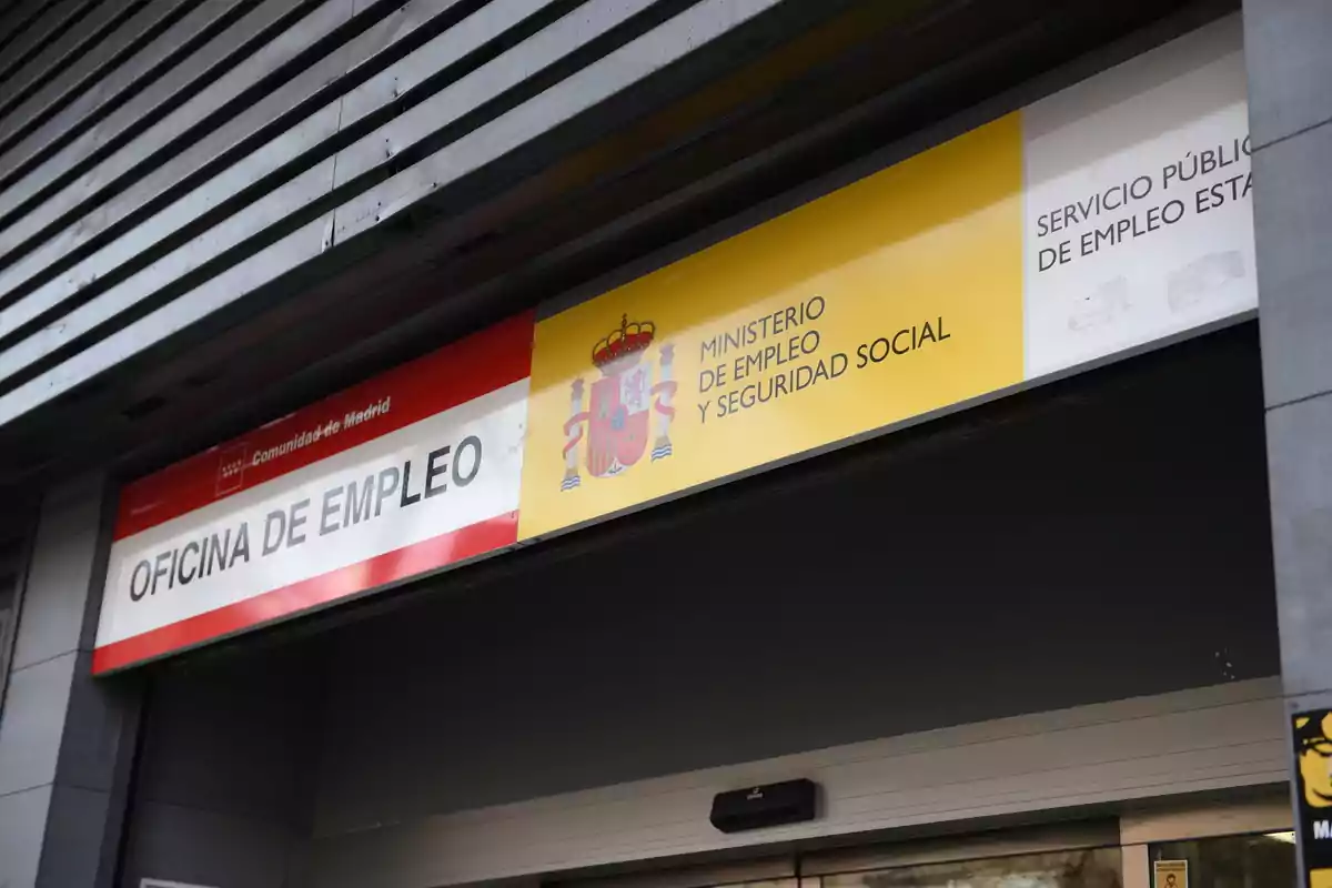 Entrada d'una oficina d'ocupació a Madrid amb rètols del Ministeri d'Ocupació i Seguretat Social