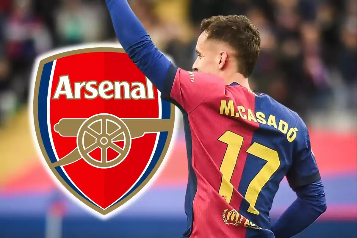 Jugador de fútbol con camiseta azul y roja número 17 levantando el brazo junto al escudo del Arsenal.