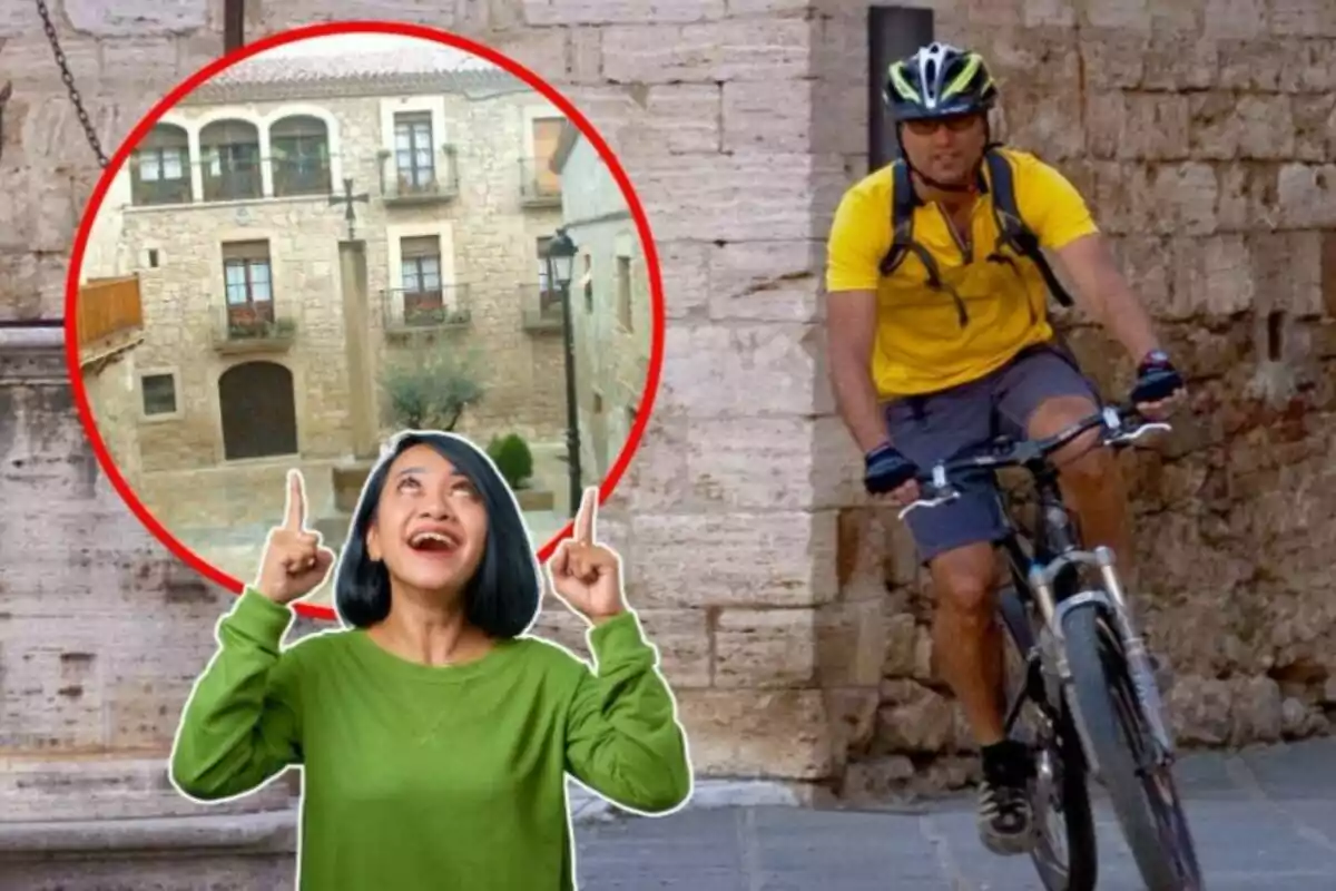 Un ciclista amb casc groc pedala per un carrer de pedra mentre una dona somrient assenyala cap a una imatge circular d?un edifici antic.