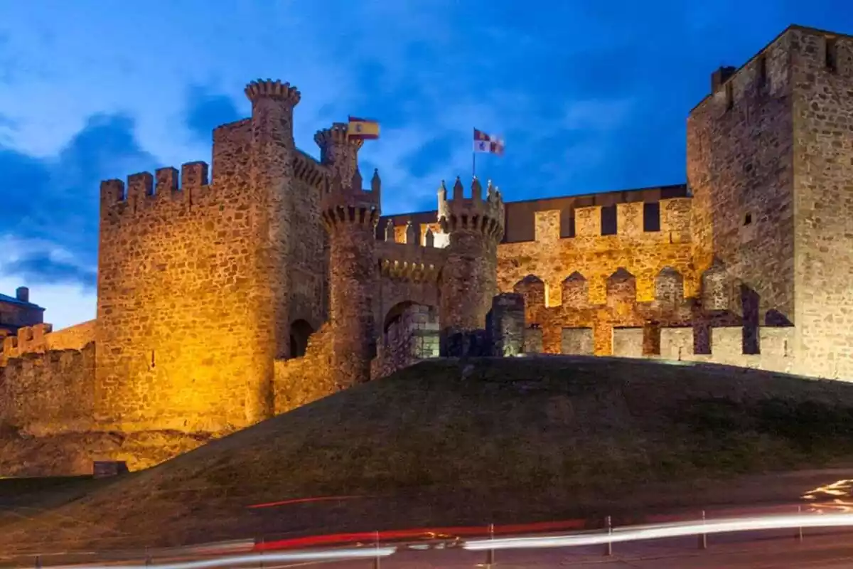 Imatge del castell de Ponferrada de nit