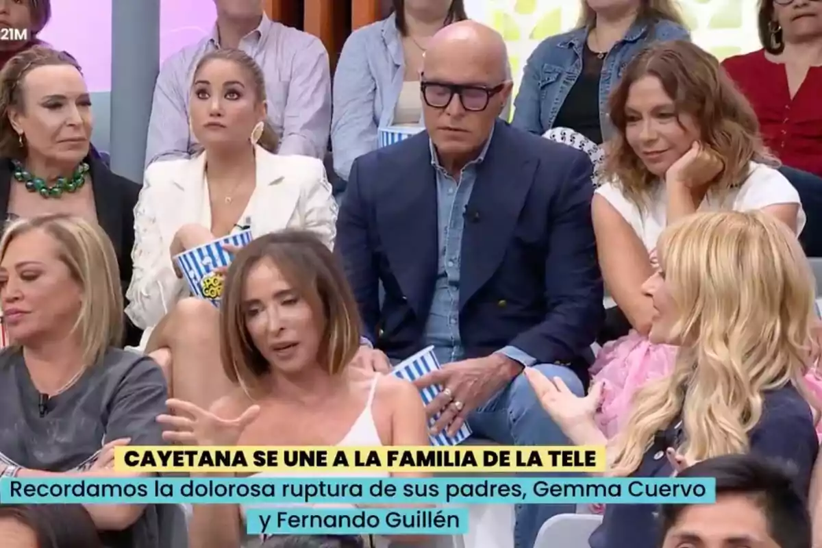 'La família de la tele' juntament amb Cayetana Guillén Cuervo estan asseguts al plató de televisió, algunes d'elles sostenen bosses de crispetes mentre escolten atentament la conversa. 'La família de la tele' juntament amb Cayetana Guillén Cuervo estan asseguts al plató de televisió, algunes d'elles sostenen bosses de crispetes mentre escolten atentament la conversa.