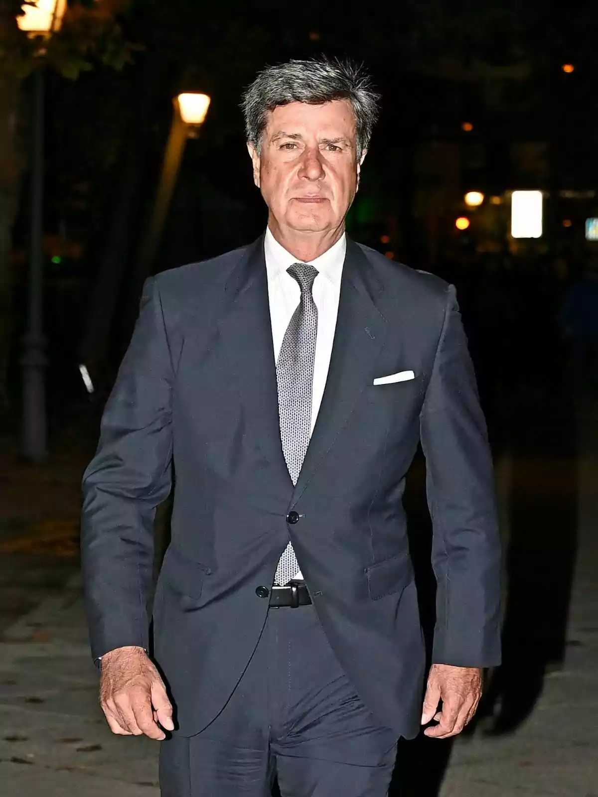 Cayetano Martínez de Irujo de vestit fosc camina per un carrer il·luminat per fanals. Cayetano Martínez de Irujo de vestit fosc camina per un carrer il·luminat per fanals.