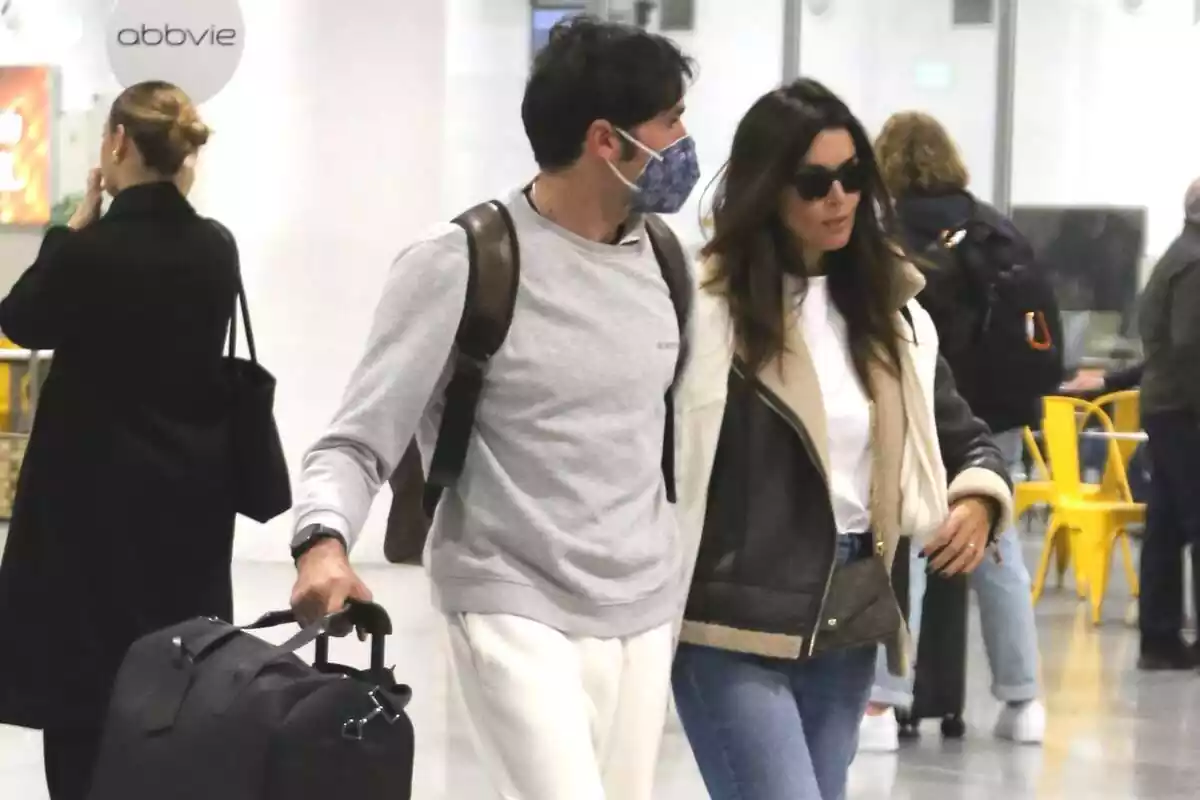 Plànol curt de Cayetano Rivera i María Cerqueira en arribar a l'aeroport, a 16 de gener de 2024, a Sevilla Plànol curt de Cayetano Rivera i María Cerqueira en arribar a l'aeroport, a 16 de gener de 2024, a Sevilla