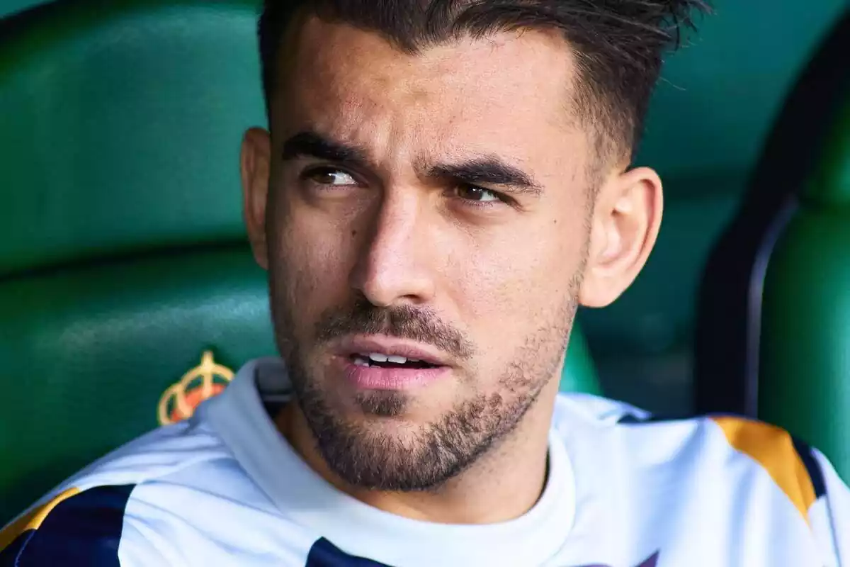 Dani Ceballos mirant a un costat mentre està assegut a la banqueta del Betis Dani Ceballos mirant a un costat mentre està assegut a la banqueta del Betis