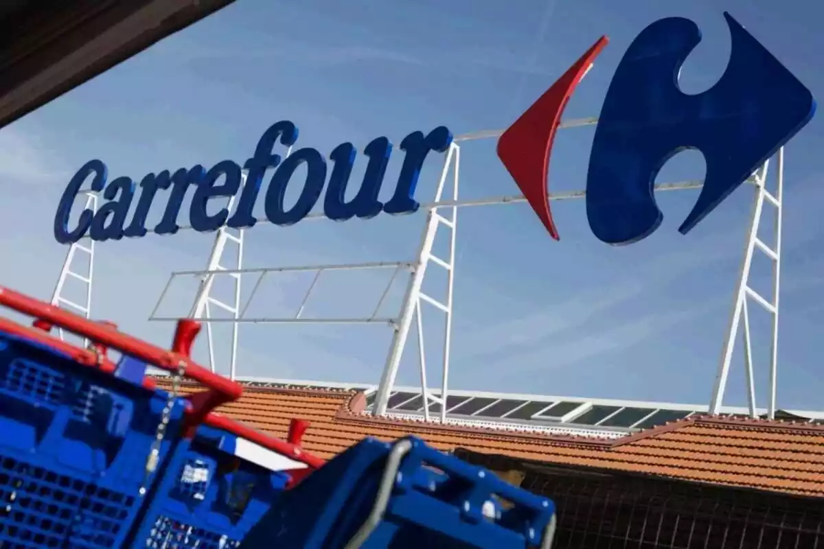 Primer pla del logo de la botiga Carrefour