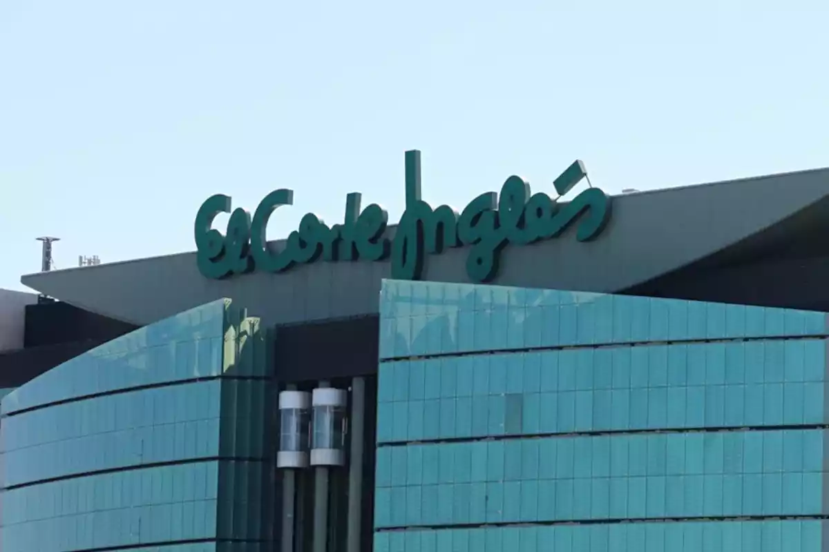 Part superior de l'exterior d'un centre comercial d'El Corte Inglés amb el cartell de grans dimensions Part superior de l'exterior d'un centre comercial d'El Corte Inglés amb el cartell de grans dimensions