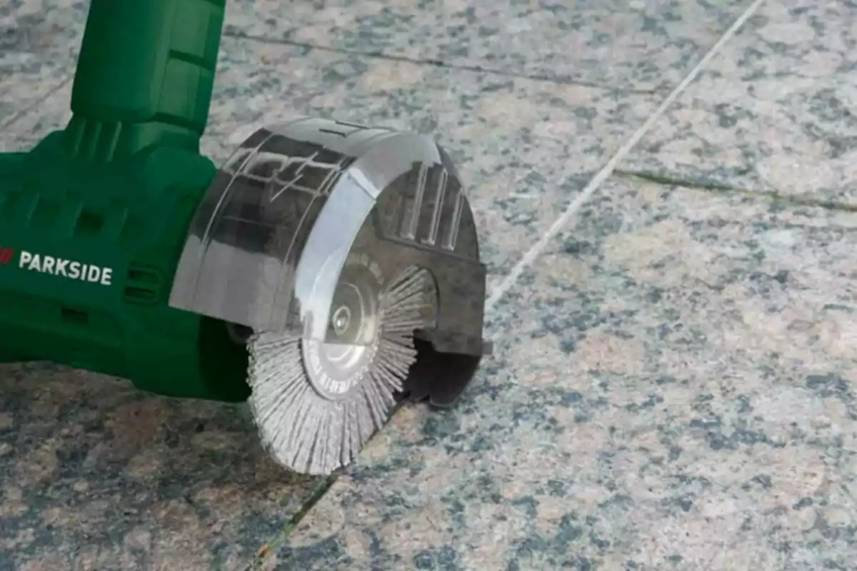 Una eina elèctrica amb disc de tall està sent utilitzada sobre una superfície de rajoles. Una eina elèctrica amb disc de tall està sent utilitzada sobre una superfície de rajoles.