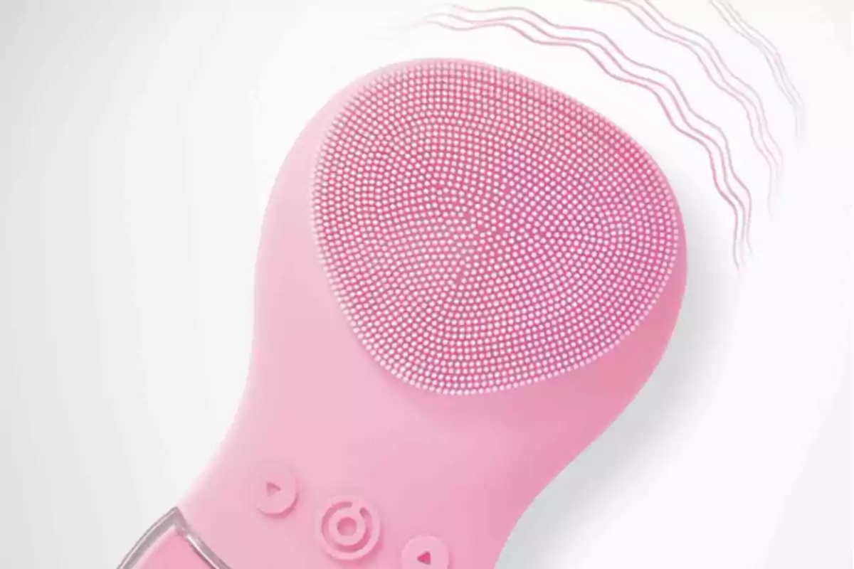 Dispositiu de neteja facial de silicona rosa amb botons i vibració. Dispositiu de neteja facial de silicona rosa amb botons i vibració.
