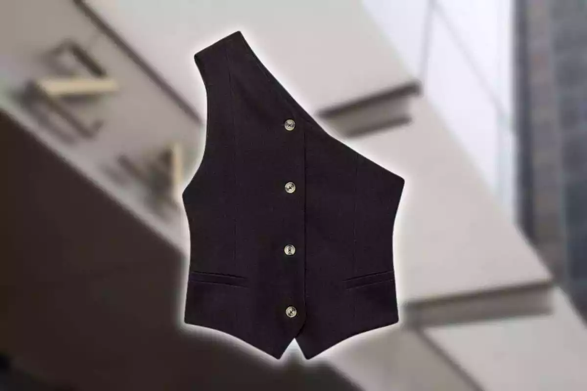 Muntatge amb armilla negra asimètrica de lli de Zara