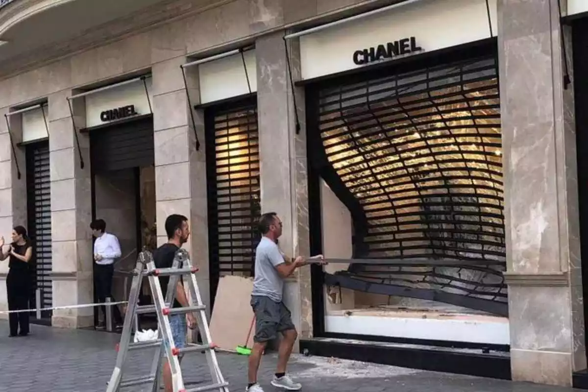 Imatge de l'aparador de la botiga de Chanel, situada al passeig de Gràcia, després que un cotxe s'hi hagi encastat