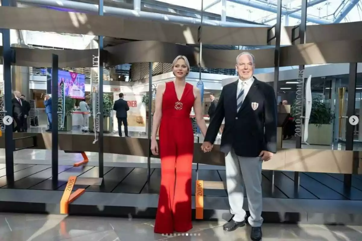 Charlene i Alberto de Mònaco posant de la mà en un esdeveniment, ella porta un vestit vermell i ell un vestit amb corbata, en un entorn modern amb diverses persones al fons. Post del principat de Mònaco a Instagram el 19 de juliol de 2024 Charlene i Alberto de Mònaco posant de la mà en un esdeveniment, ella porta un vestit vermell i ell un vestit amb corbata, en un entorn modern amb diverses persones al fons. Post del principat de Mònaco a Instagram el 19 de juliol de 2024