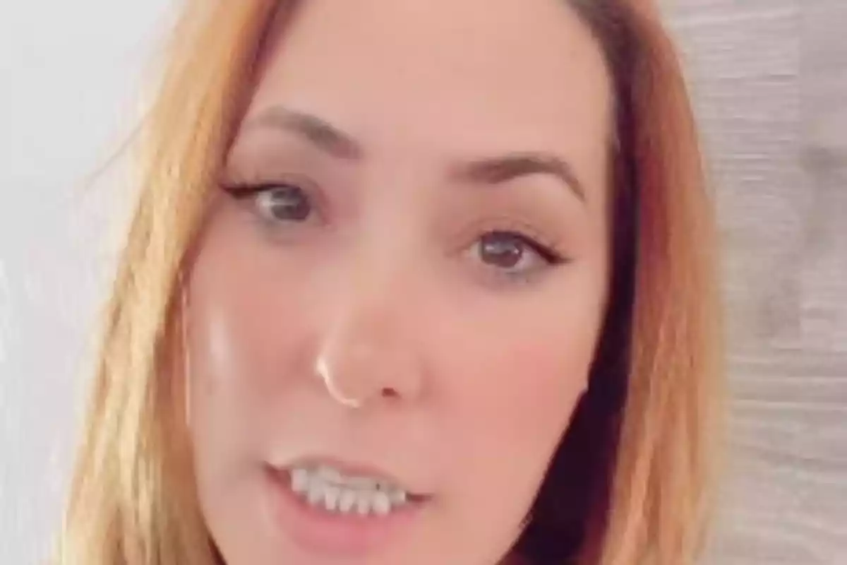 Primer pla d'una dona amb cabell clar, ulls maquillats i expressió parlant. Primer pla d'una dona amb cabell clar, ulls maquillats i expressió parlant.
