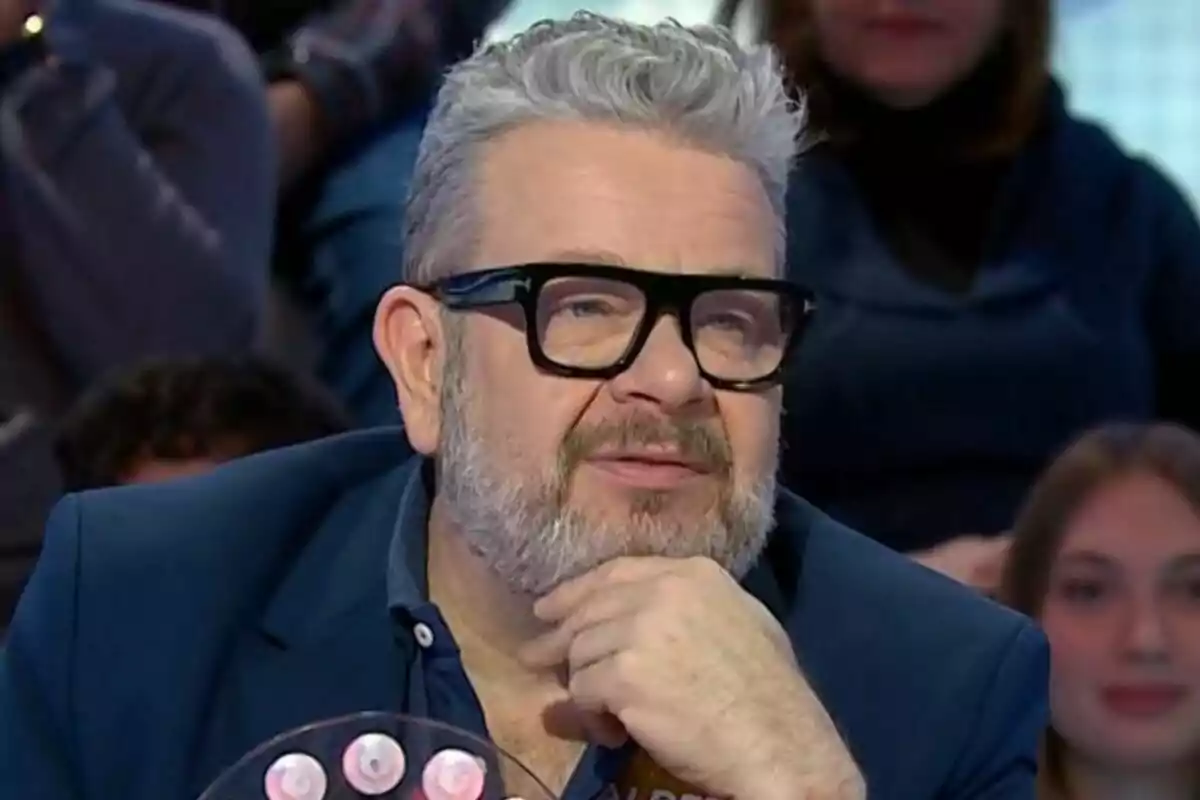 Alberto Chicote amb barba i ulleres negres està assegut amb la mà al mentó, mirant cap endavant a Pasapalabra. Alberto Chicote amb barba i ulleres negres està assegut amb la mà al mentó, mirant cap endavant a Pasapalabra.