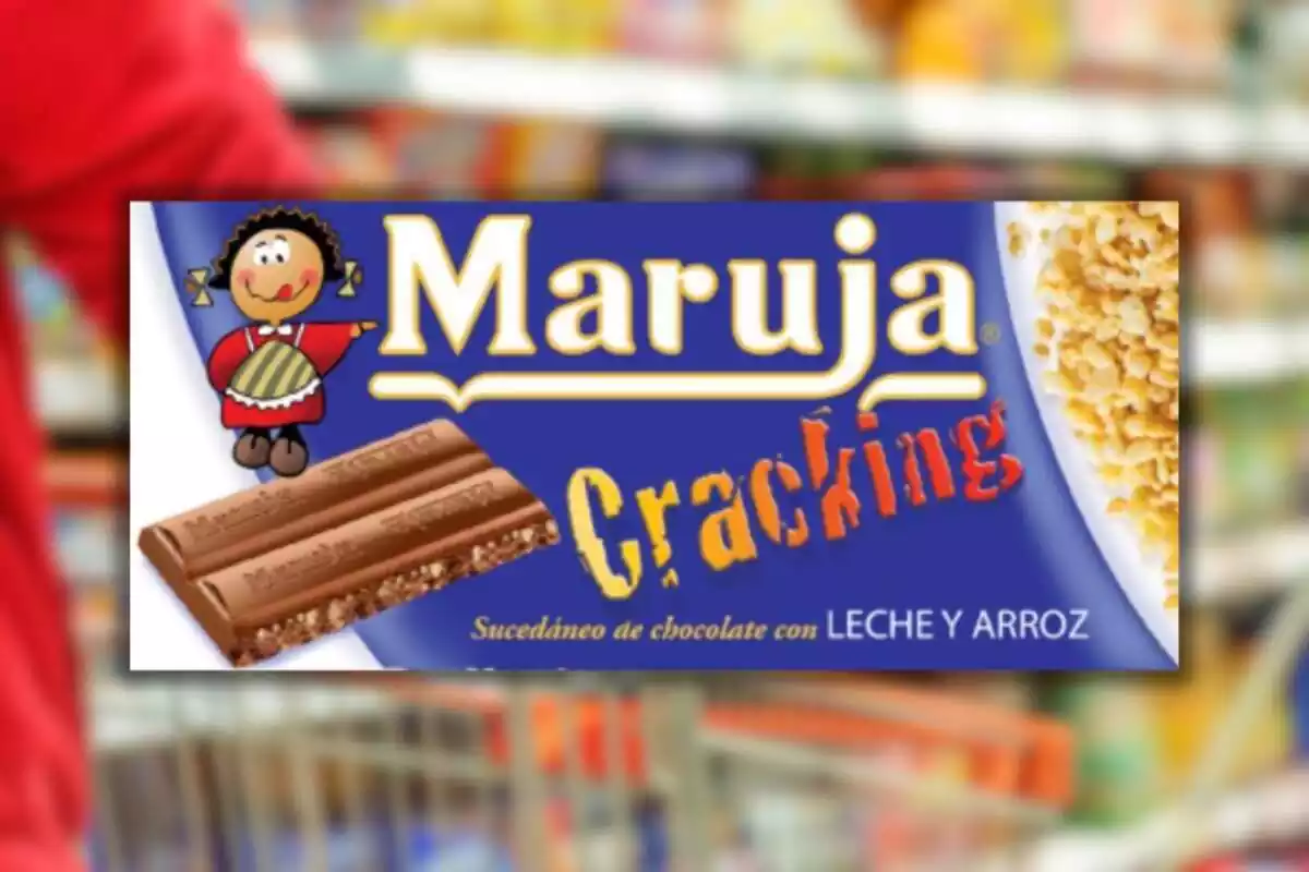 Imatge de fons d'un carret de supermercat amb una altra en primer pla de la xocolata Cracking de la marca Maruja