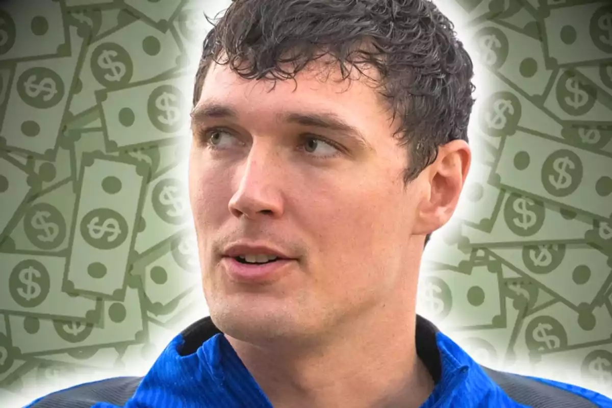 Un hombre con cabello oscuro y chaqueta azul está frente a un fondo de ilustraciones de billetes de dólar.