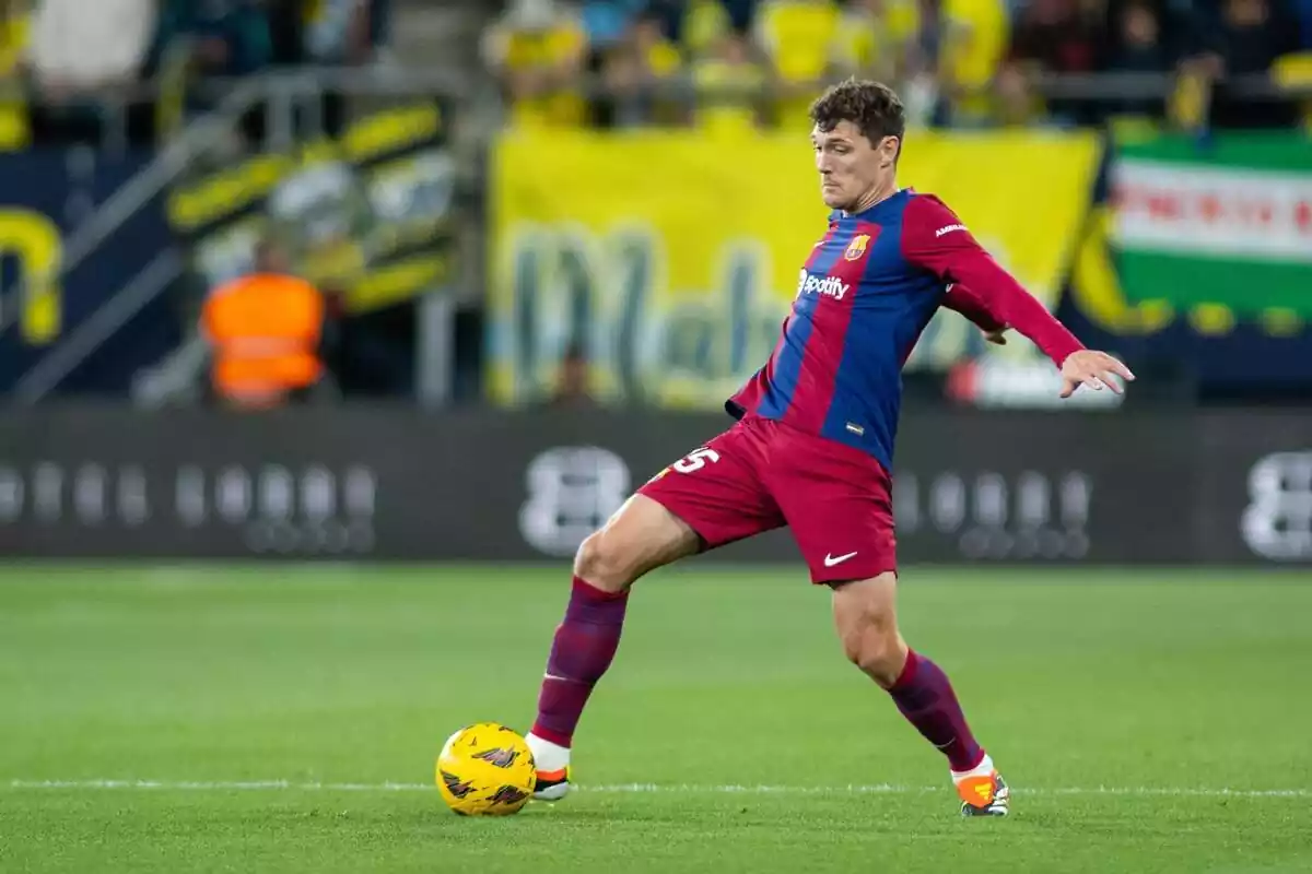 Andreas Christensen controla la pilota amb la samarreta del FC Barcelona Andreas Christensen controla la pilota amb la samarreta del FC Barcelona