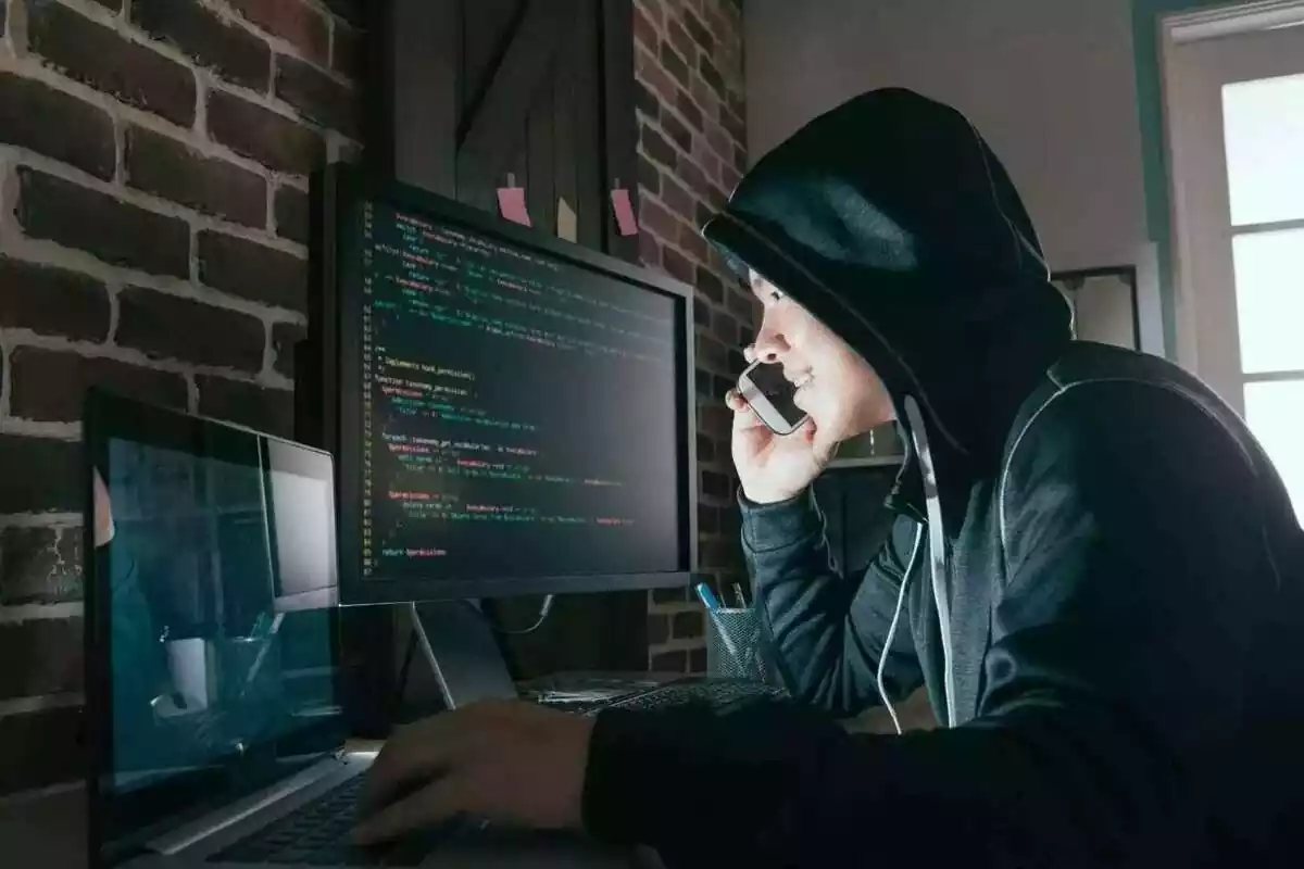 Un ciberdelinqüent duent a terme un frau mitjançant un ordinador
