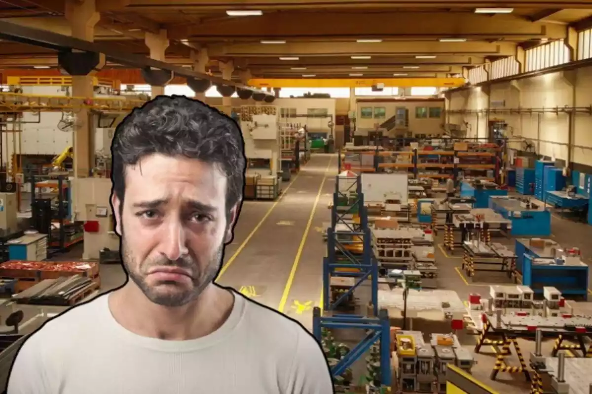 Un home amb rostre trist, i al fons una fàbrica
