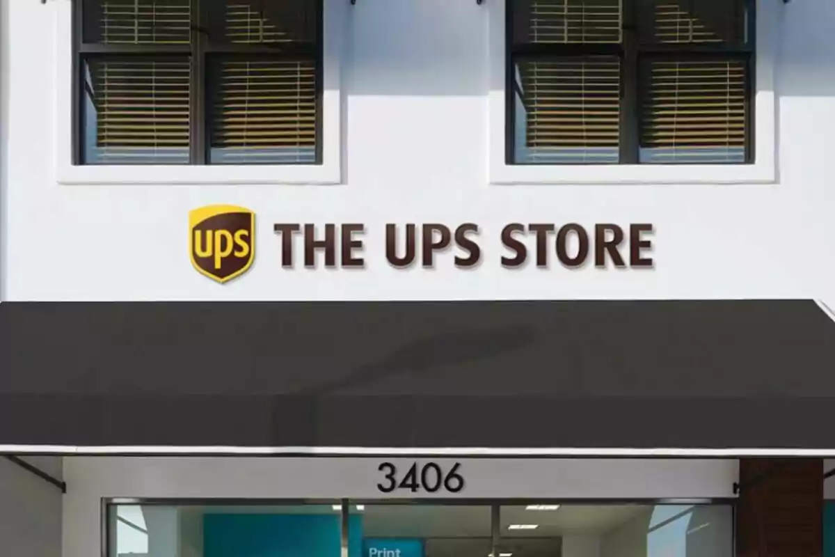 Fachada de una tienda de UPS con toldo negro y el número 3406 sobre la entrada Fachada de una tienda de UPS con toldo negro y el número 3406 sobre la entrada