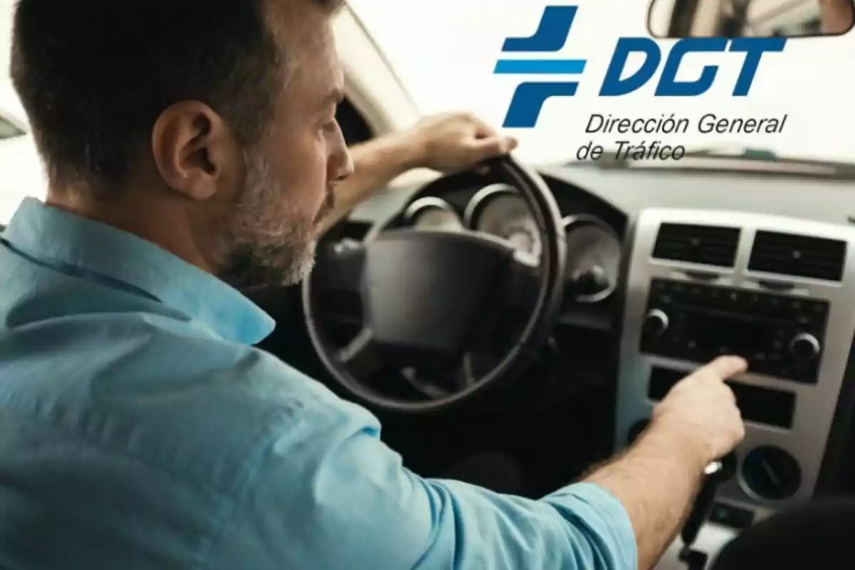 Home conduint un cotxe amb el logo de la Direcció General de Trànsit (DGT) a la cantonada superior dreta.
