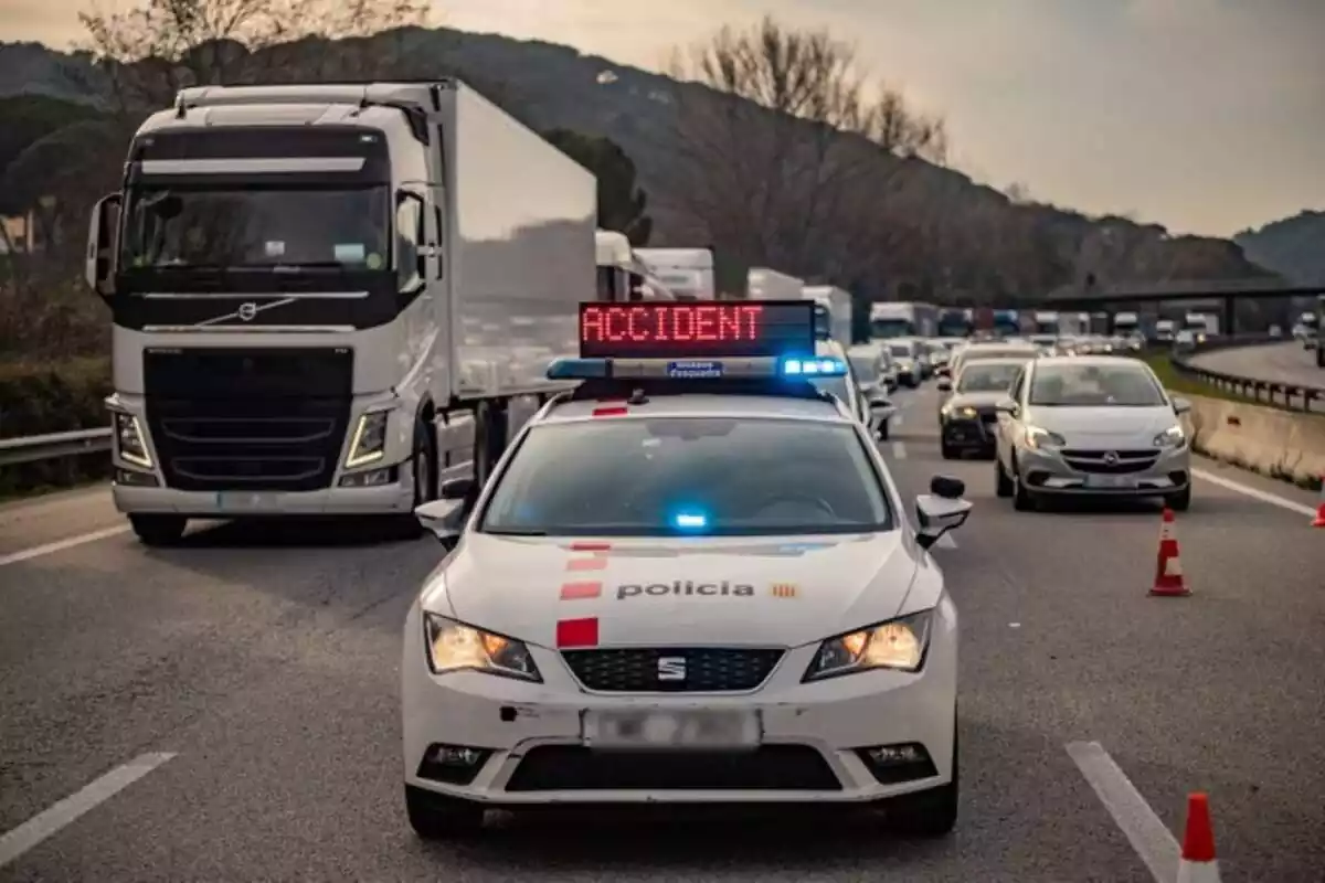 Cotxe dels Mossos d'Esquadra amb llums indicant que hi ha hagut un accident