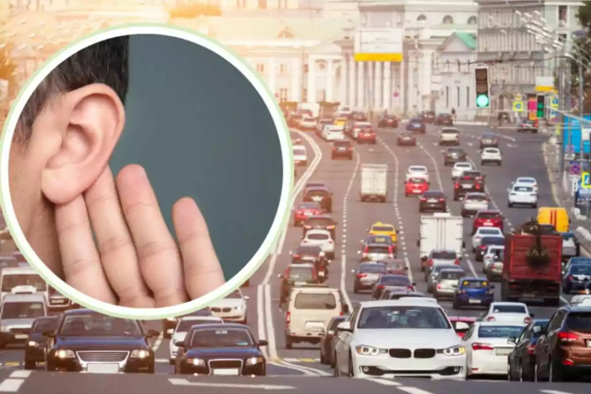 Una imatge que mostra una carretera amb trànsit intens i un cercle superposat que destaca una orella i una mà tocant-la, suggerint l'impacte del soroll del trànsit a l'audició.