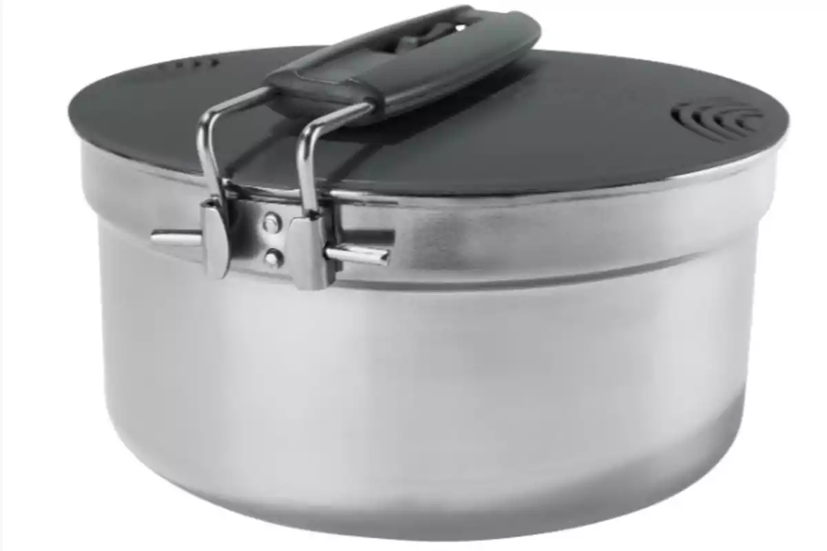 Una olla d'acer inoxidable amb tapa i mànec negre. Una olla d'acer inoxidable amb tapa i mànec negre.