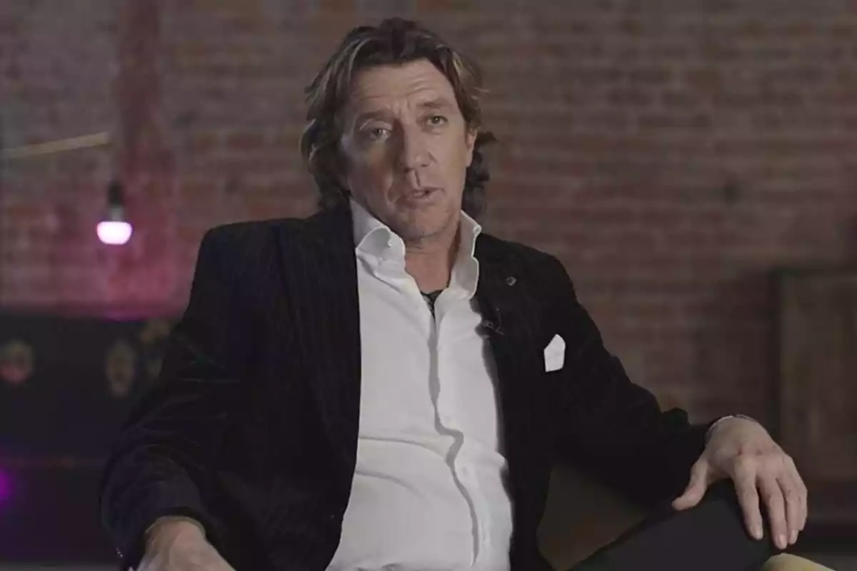 Plano medio de Nicolás Vallejo-Nágera, conocido como 'Colate', con rostro neutro, sentado en el plató del programa 'De Viernes' de Telecinco Plano medio de Nicolás Vallejo-Nágera, conocido como 'Colate', con rostro neutro, sentado en el plató del programa 'De Viernes' de Telecinco
