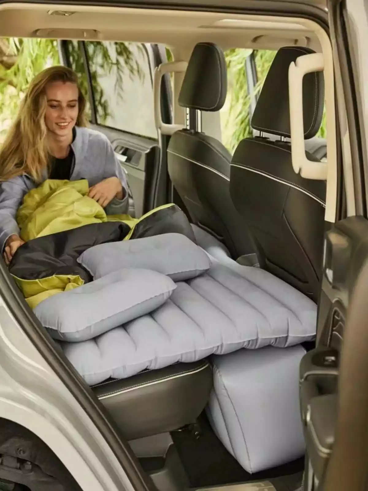 Una persona col·locant un matalàs inflable de Lidl al seient del darrere d'un automòbil. Una persona col·locant un matalàs inflable de Lidl al seient del darrere d'un automòbil.