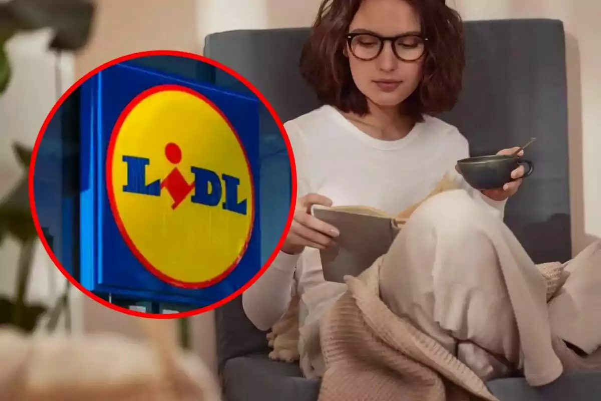 Una persona amb ulleres llegeix un llibre mentre sosté una tassa, amb un logotip de supermercat en un cercle vermell superposat a la imatge.