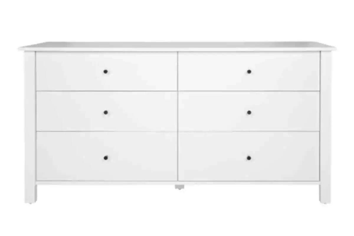 Una còmoda blanca de sis calaixos amb tiradors negres. Una còmoda blanca de sis calaixos amb tiradors negres.
