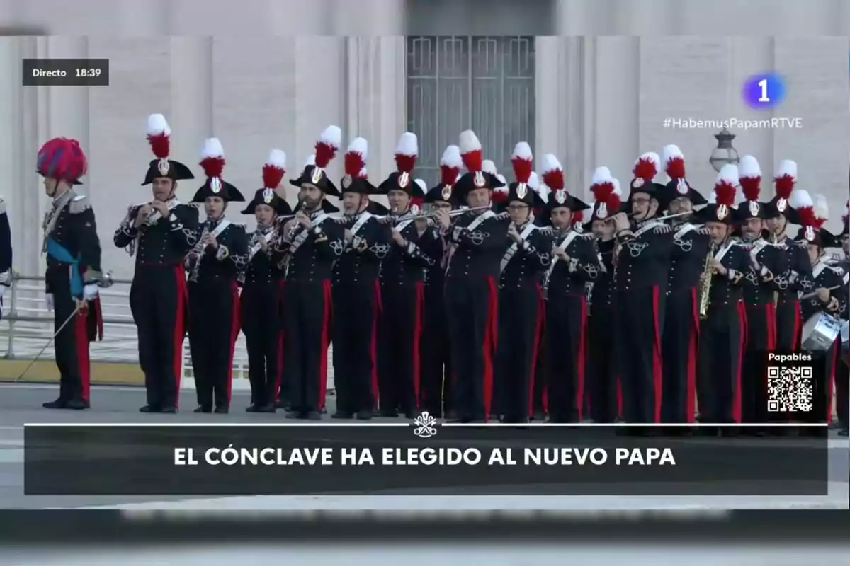 Un grupo de músicos uniformados toca instrumentos de viento en la ceremonia oficial del Cónclave 2025. Un grupo de músicos uniformados toca instrumentos de viento en la ceremonia oficial del Cónclave 2025.