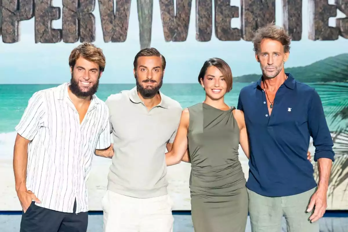 Anita Williams, Montoya, Borja González i Álvaro Muñoz Escassi posen somrients davant d’un fons de platja i lletres grans de Supervivientes. Anita Williams, Montoya, Borja González i Álvaro Muñoz Escassi posen somrients davant d’un fons de platja i lletres grans de Supervivientes.