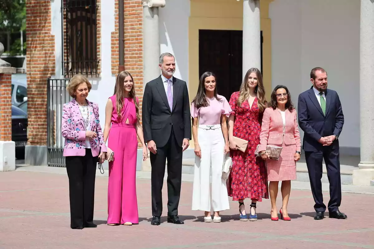 El rei Felip VI, la reina Letizia, la reina Sofía, la princesa Leonor i la infanta Sofia posant en la confirmació de la filla menor del rei el dia 25 de maig de 2023