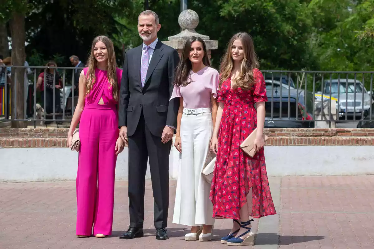 El rei Felip VI, la reina Letizia, la princesa Leonor i la infanta Sofía posen en la confirmació de la filla menor del rei el dia 25 de maig de 2023