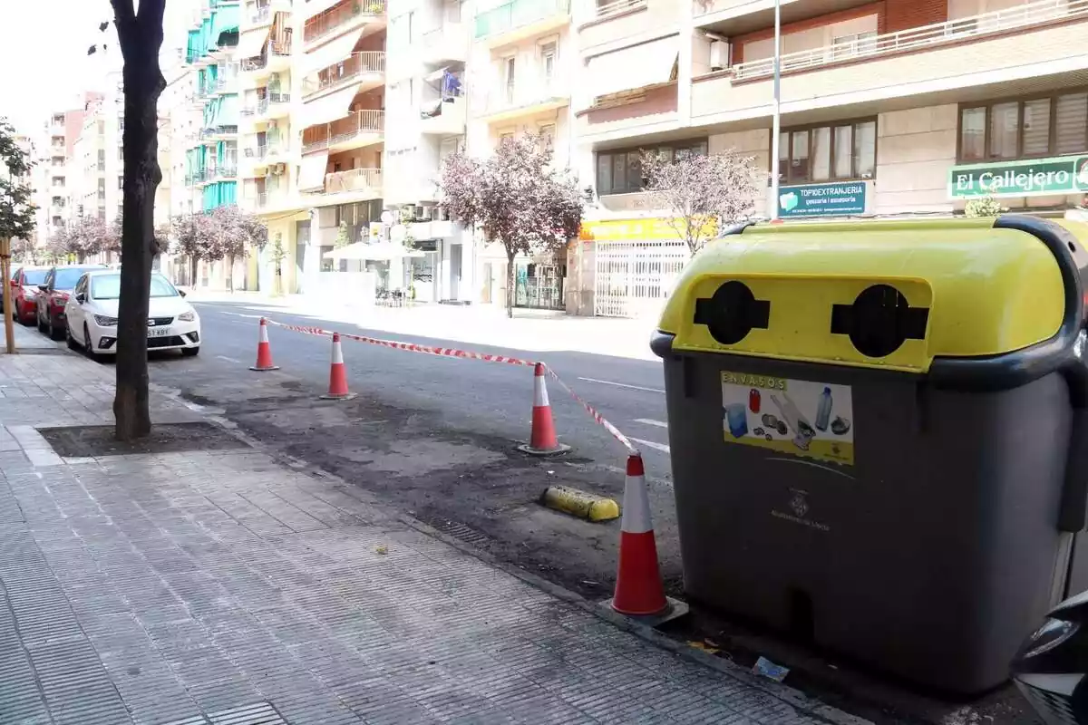 Imatge d'un carrer de Lleida amb els contenidors cremats